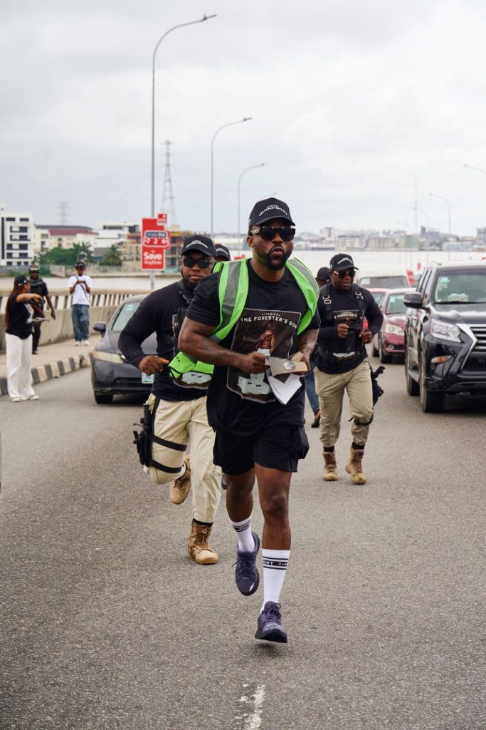 Iyanya promoting his album in traffic.